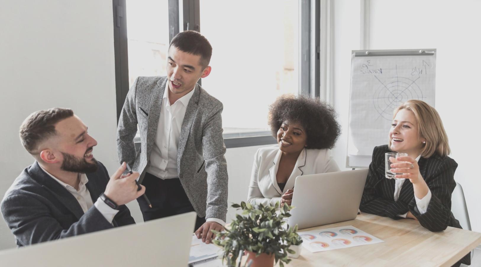 Finanzplanung Arbeitsplatz mit Dokumenten und Taschenrechner
